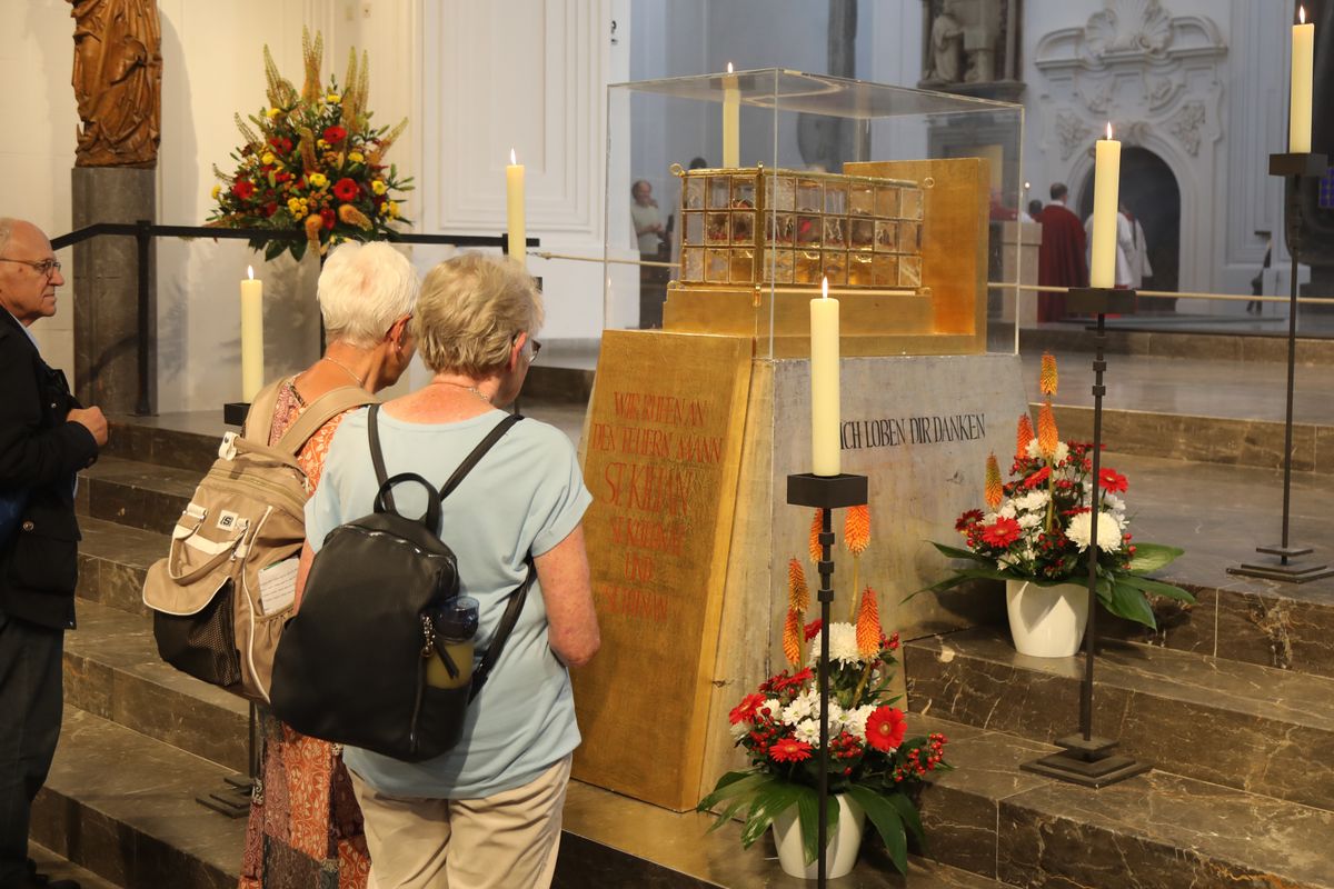 Bischof Dr. Franz Jung feierte am Donnerstag, 10. Juli 2025, einen Kiliani-Wallfahrtsgottesdienst mit Gläubigen aus der Region Würzburg. Eine Begegnung auf dem Kiliansplatz schloss sich an.