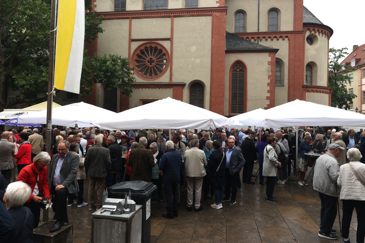 An den Gottesdienst schloss sich eine Begegnung auf dem Kiliansplatz an. 