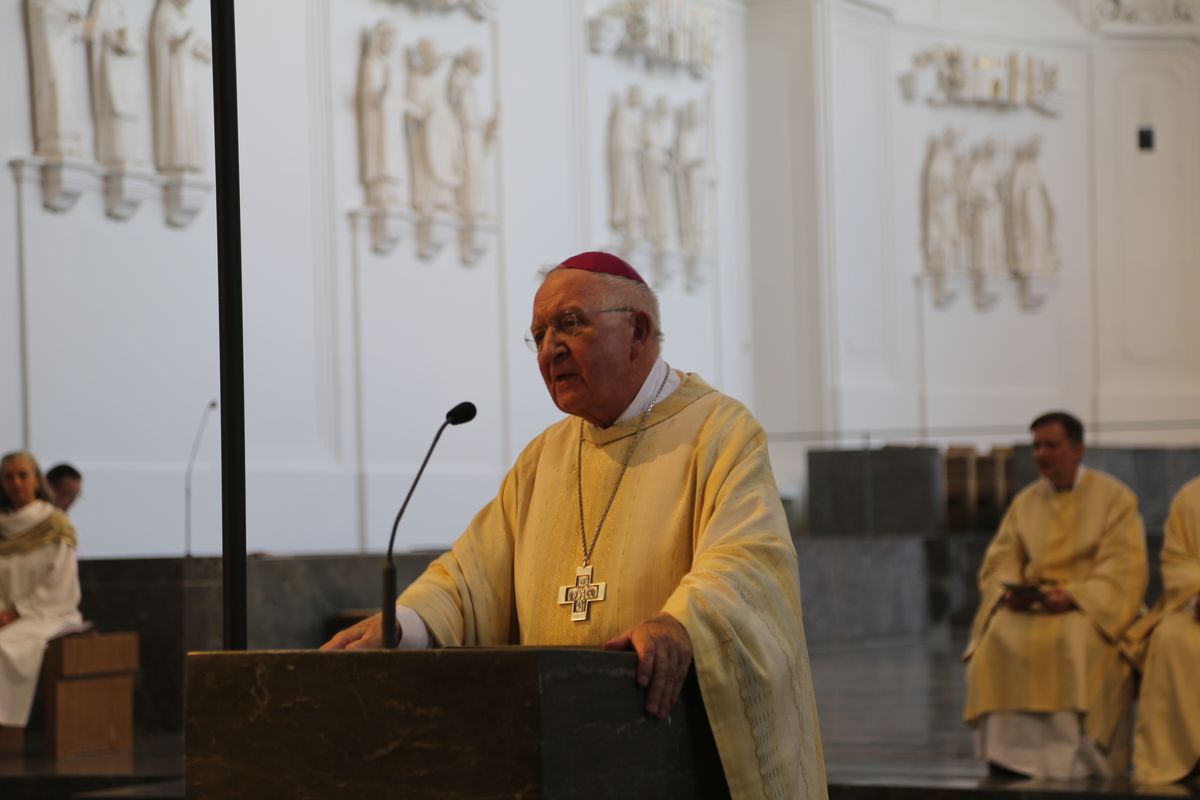 Rund 250 Ehejubilare haben am Freitagnachmittag, 4. Juli, im Kiliansdom in einem Pontifikalgottesdienst mit Weihbischof em. Ulrich Boom ihr Eheversprechen erneuert. 
