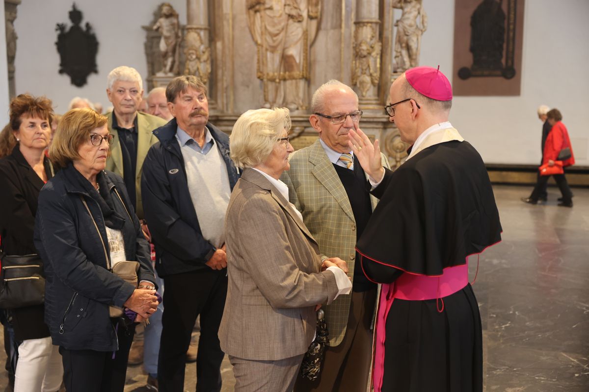 Seelsorgerinnen und Seelsorger spendeten nach dem Gottesdienst den Jubelpaaren individuell den Segen. 