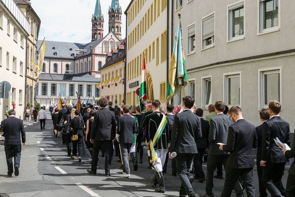 Die Fronleichnamsprozession in Würzburg stand unter dem Motto "Denn Gott hat uns nicht einen Geist der Verzagtheit gegeben, sondern den Geist der Kraft, der Liebe und Besonnenheit".