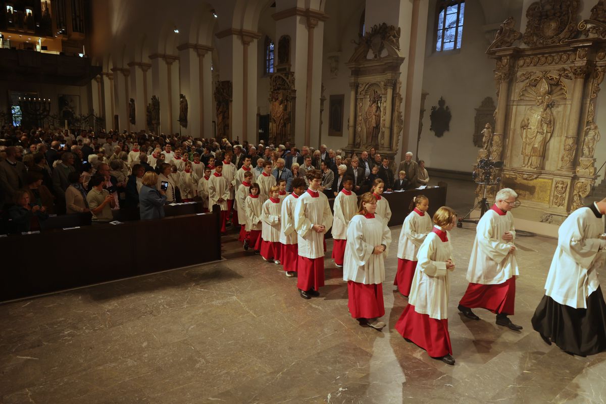 Bei einem Pontifikalgottesdienst am Samstag, 27. September, weihte Weihbischof Paul Reder drei Männer im Würzburger Kiliansdom zu Diakonen.
