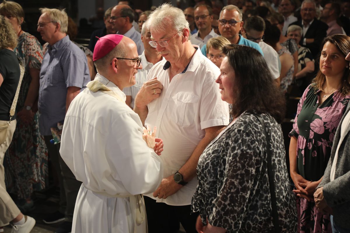 Mit rund 1000 Eheleuten, die in diesem Jahr Silberhochzeit haben, feierte Bischof Dr. Franz Jung am Freitagabend, 4. Juli 2025, einen Pontifikalgottesdienst im Kiliansdom. Im Anschluss erteilten er, Weihbischof Paul Reder sowie weitere Seelsorgerinnen und Seelsorger den Paaren einzeln den Segen.