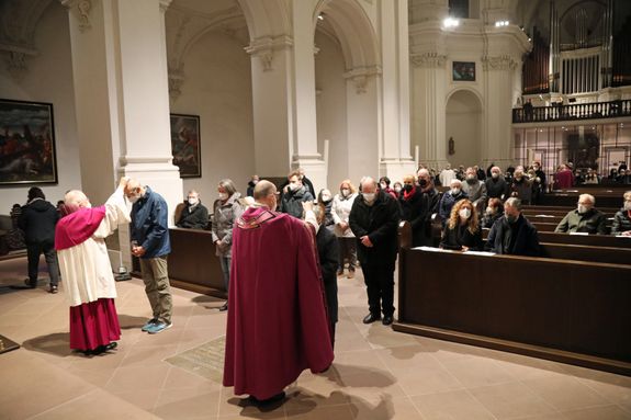 Bischof Dr. Franz Jung legte mit Weihbischof Ulrich Boom, Pfarrer Robert Borawski und Diakon i. R. Anton Blum den Menschen im Neumünster das Aschenkreuz auf.