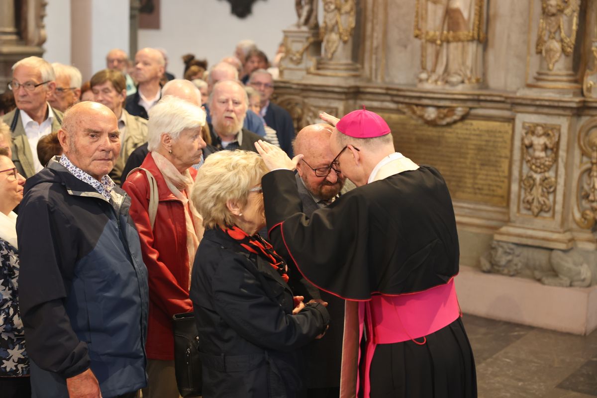 Seelsorgerinnen und Seelsorger spendeten nach dem Gottesdienst den Jubelpaaren individuell den Segen. 