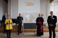 Stellten die neue Karte mit den 40 Pastoralen Räumen der Diözese Würzburg vor (von links): Domkapitular Christoph Warmuth, Pastoralreferentin Monika Albert, Generalvikar Dr. Jürgen Vorndran, Bischof Dr. Franz Jung und Diözesanratsvorsitzender Dr. Mic Stellten die neue Karte mit den 40 Pastoralen Räumen der Diözese Würzburg vor (von links): Domkapitular Christoph Warmuth, Pastoralreferentin Monika Albert, Generalvikar Dr. Jürgen Vorndran, Bischof Dr. Franz Jung und Diözesanratsvorsitzender Dr. Michael Wolf.