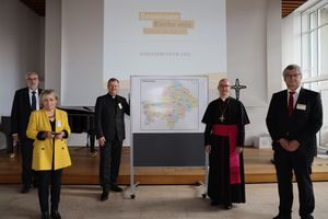 Stellten die neue Karte mit den 40 Pastoralen Räumen der Diözese Würzburg vor (von links): Domkapitular Christoph Warmuth, Pastoralreferentin Monika Albert, Generalvikar Dr. Jürgen Vorndran, Bischof Dr. Franz Jung und Diözesanratsvorsitzender Dr. Mic Stellten die neue Karte mit den 40 Pastoralen Räumen der Diözese Würzburg vor (von links): Domkapitular Christoph Warmuth, Pastoralreferentin Monika Albert, Generalvikar Dr. Jürgen Vorndran, Bischof Dr. Franz Jung und Diözesanratsvorsitzender Dr. Michael Wolf.