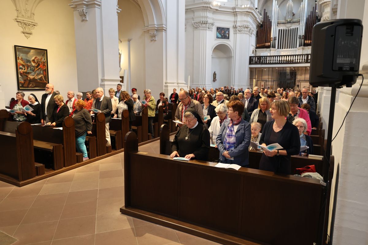 Unter anderem mit einer Wort-Gottes-Feier im Neumünster und einem Empfang im Burkardushaus hat die Berufsgruppe der Gemeindereferentinnen und -referenten am Freitag, 14. Juni, ihr 75. Jubiläum gefeiert. Unter anderem mit einer Wort-Gottes-Feier im Neumünster und einem Empfang im Burkardushaus hat die Berufsgruppe der Gemeindereferentinnen und -referenten am Freitag, 14. Juni, ihr 75. Jubiläum gefeiert.