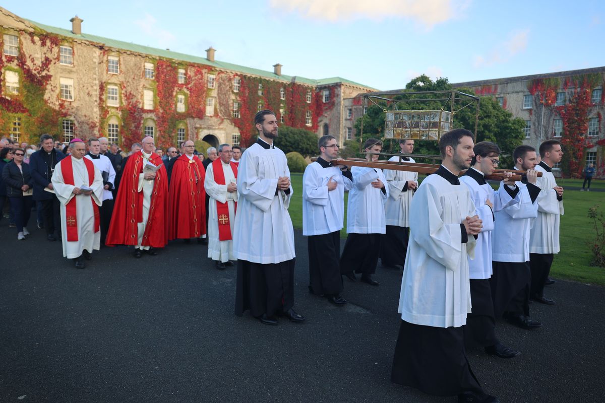 In einer feierlichen Prozession wurden die Reliquien durch den Innenhof in die College Chapel getragen.