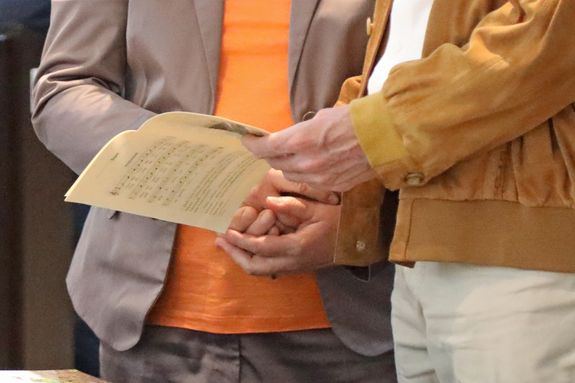 2621/0613 Dankgottesdienst für Silberjubilare_27625 Generalvikar Dr. Jürgen Vorndran feierte am Freitagabend, 25. Juni, einen Dankgottesdienst mit Ehepaaren, die seit 25 Jahren verheiratet sind. Anschließend spendeten der Generalvikar sowie weitere Priester und Diakone den Jubilaren mit Abstand den Segen.