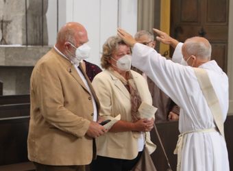 Im Anschluss an den Ehejubilarsgottesdienst mit Weihbischof Ulrich Boom am Freitagvormittag, 2. Juli, konnten sich die Paare von ihm und weiteren Priestern und Diakonen segnen lassen.