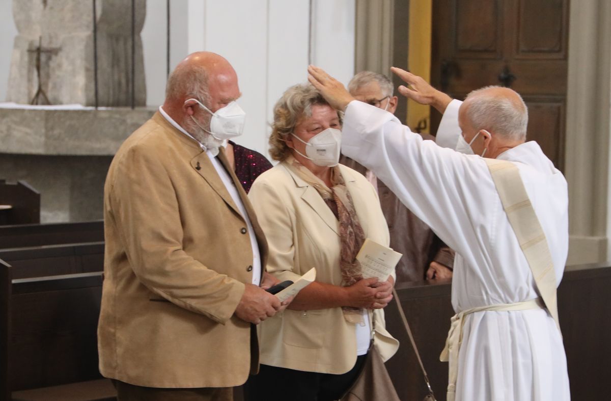 2721/0646 Ehejubilare Freitag, 2- Juli vormittags WB Boom_28437 Im Anschluss an den Ehejubilarsgottesdienst mit Weihbischof Ulrich Boom am Freitagvormittag, 2. Juli, konnten sich die Paare von ihm und weiteren Priestern und Diakonen segnen lassen.