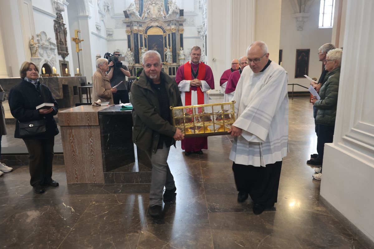Bei einer liturgischen Feier am Donnerstag, 26. September, sind die Reliquien der Frankenapostel Kilian. Kolonat und Totnan aus dem Altar des Kiliansdom  genommen und im Anschluss für den Transport in Richtung Irland verladen worden. Von Mittwoch, 2., bis Sonntag, 6. Oktober, begleiten Bischof Dr. Franz Jung und Generalvikar Dr. Jürgen Vorndran mit einer Pilgergruppe aus dem Bistum den Kilianschrein bei dessen vorübergehendem  Irland-Aufenthalt. 