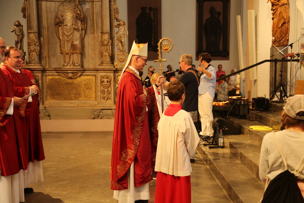 Über 1400 Kinder und ihre Begleiter sind am Montagvormittag, 7. Juli 2025, zum Gottesdienst für Erstkommunionkinder mit Bischof Dr. Franz Jung in den Würzburger Kiliansdom gekommen. 