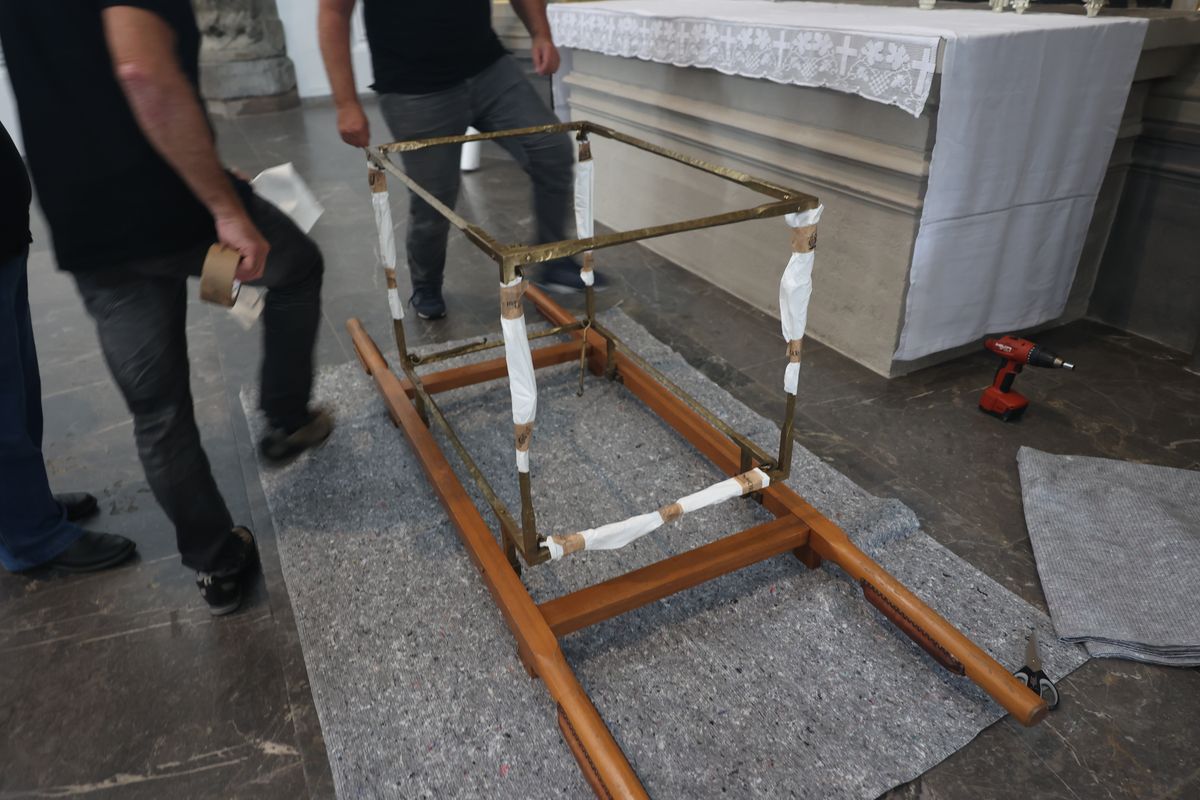 Auch das Tragegestell für den Kiliansschrein wurde für den Transport sicher verpackt. 