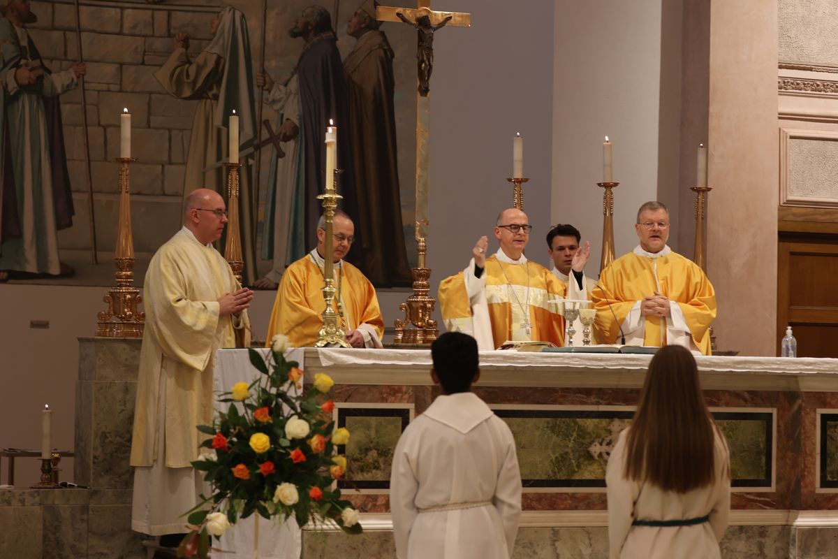 Bischof Dr. Franz Jung feierte am Sonntag, 6. Oktober, einen Gottesdienst zum Abschluss der Irlandwallfahrt mit den Reliquien der Frankenapostel in der Kathedrale von Cavan. Im Anschluss wurde der Schrein mit den Häuptern der Märtyrer für den Rücktransport nach Würzburg sicher verpackt.