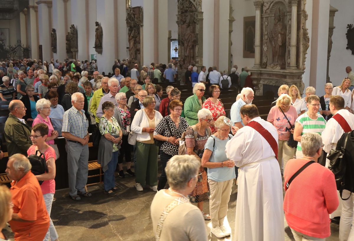 Bischof Dr. Franz Jung feierte am Donnerstag, 10. Juli 2025, einen Kiliani-Wallfahrtsgottesdienst mit Gläubigen aus der Region Würzburg. Eine Begegnung auf dem Kiliansplatz schloss sich an.