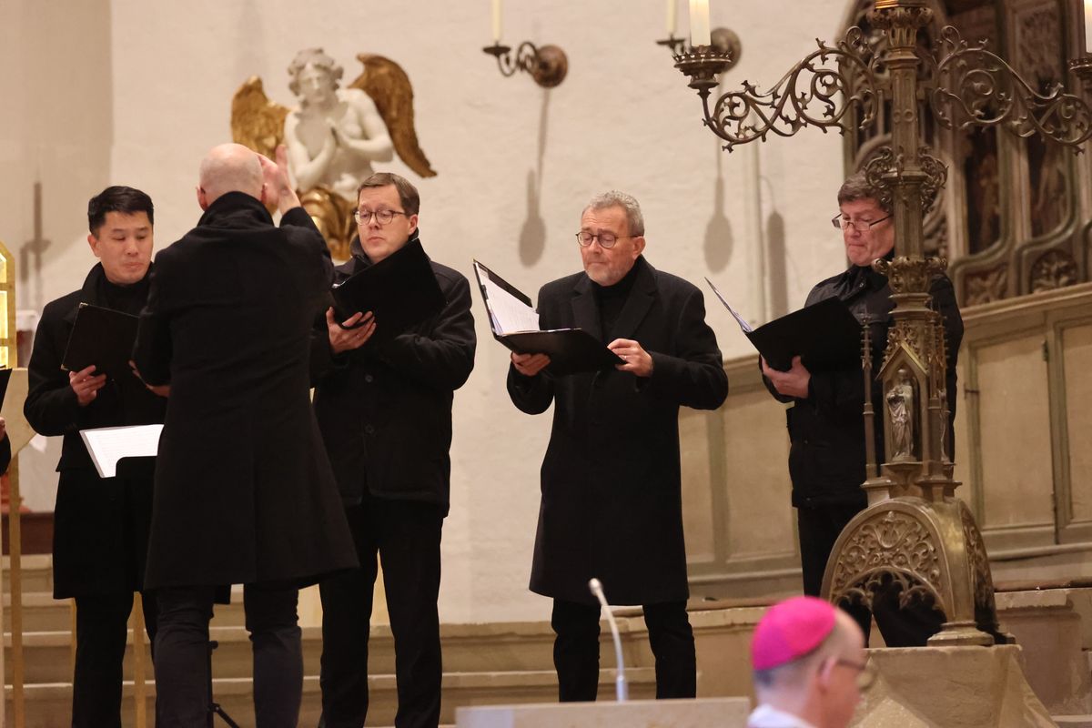 Der "Aschermittwoch der Künstler" wurde in diesem Jahr in der Würzburger Pfarrkirche Sankt Burkard begangen. Der "Aschermittwoch der Künstler" wurde in diesem Jahr in der Würzburger Pfarrkirche Sankt Burkard begangen.