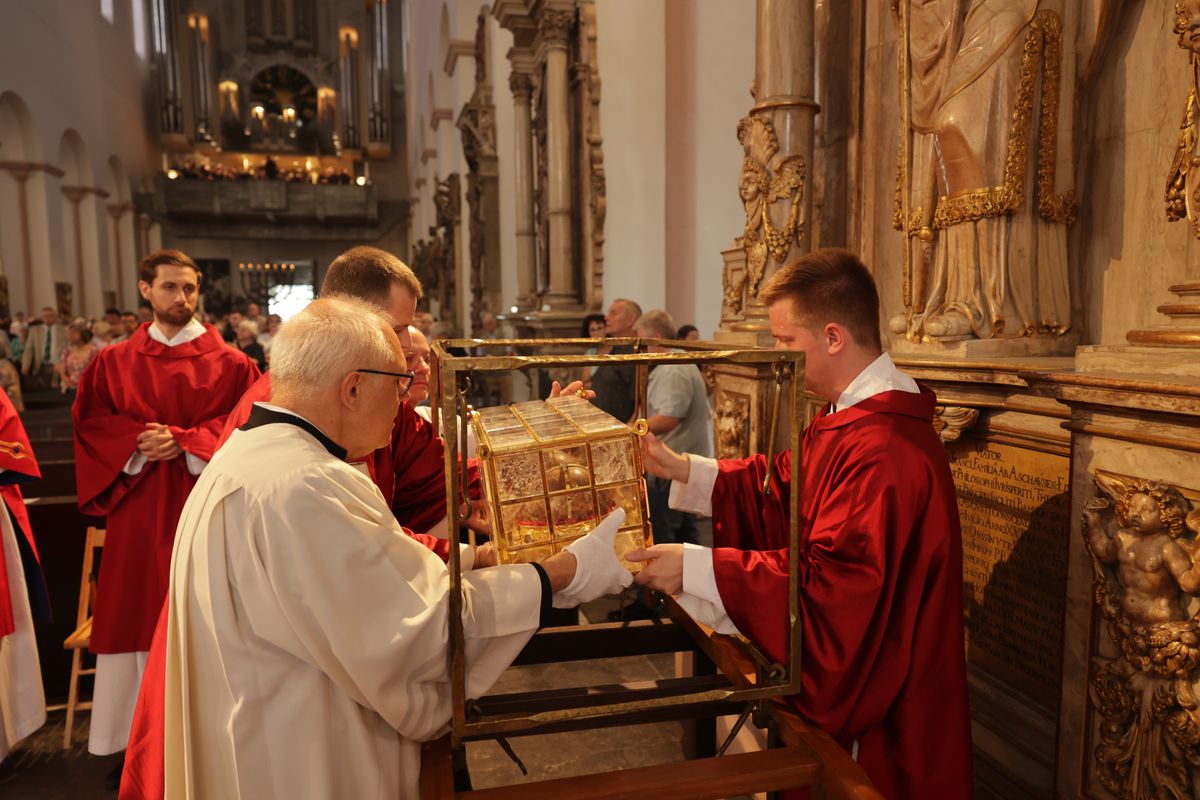 Mit einer Reliquienprozession von Sankt Burkard über die Alte Mainbrücke und einem Pontifikalgottesdienst im Kiliansdom ist am Sonntag, 6. Juli, die Kiliani-Wallfahrtswoche 2025 eröffnet worden.