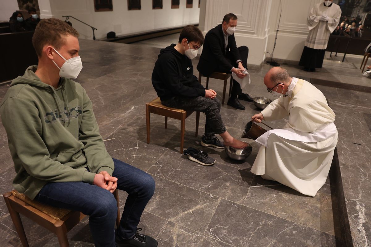 Mit der Messe vom Letzten Abendmahl am Gründonnerstag, 14. April, hat Bischof Dr. Franz Jung im Würzburger Kiliansdom die drei österlichen Tage vom Leiden und Sterben, von der Grabesruhe und der Auferstehung des Herrn eröffnet.