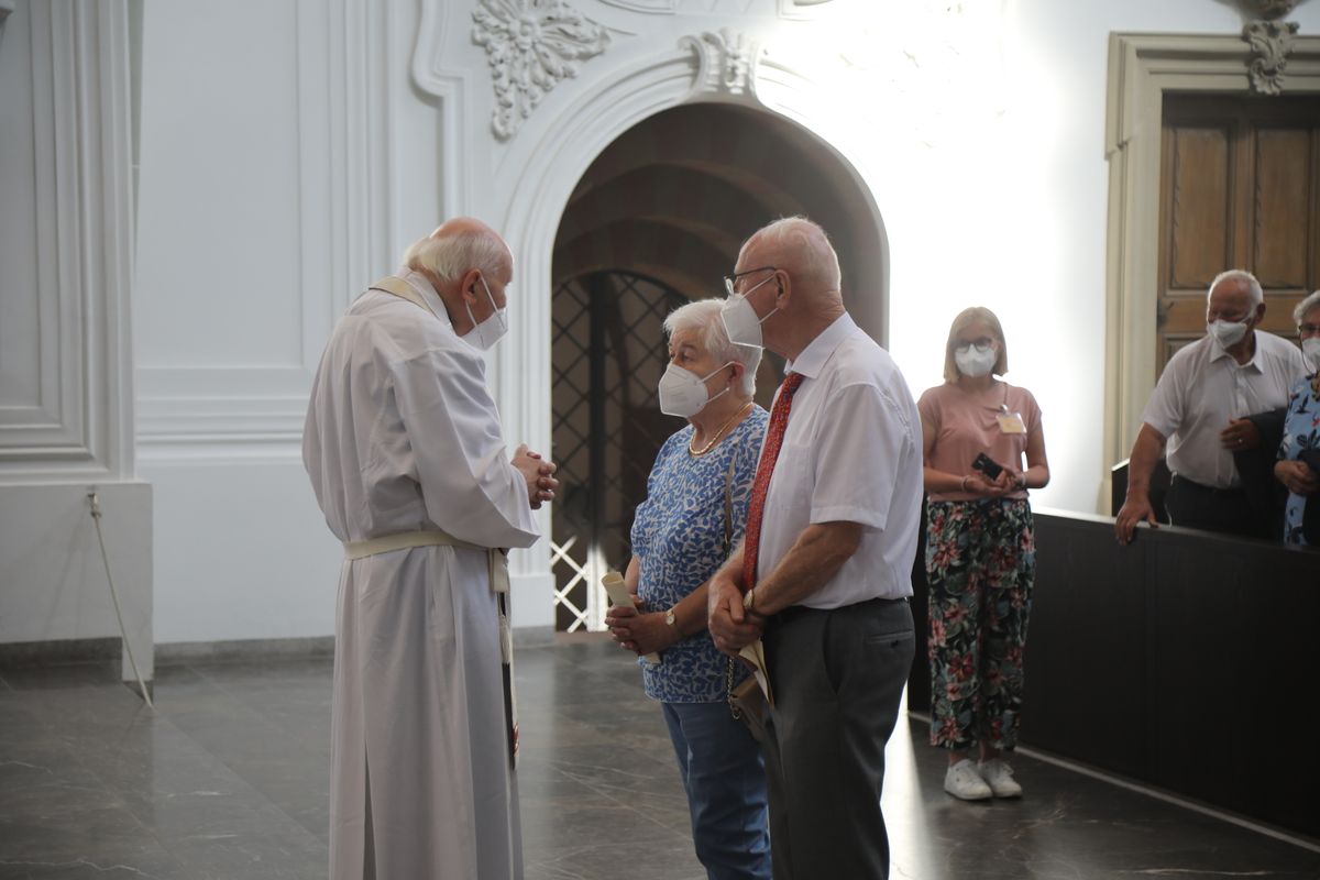 2621/0622 - Ehejubilare Gold mit Weihbischof Ulrich Boom_27894 Weihbischof Ulrich Boom feierte am Montagnachmittag, 26. Juni, einen Gottesdienst für Ehepaare, die 2020 oder 2021 ihr goldenes, diamantenes oder eisernes Ehejubiläum hatten. Im Anschluss konnten sich die Paare segnen lassen.
