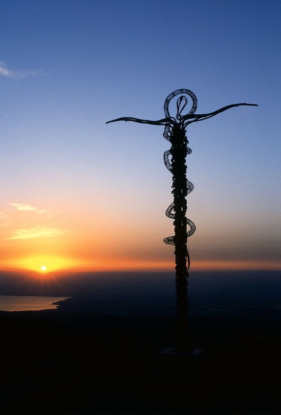 In Jordanien erinnert ein Monument an die von Mose erhöhte Schlange. Mose wurde bekannt als von Gott erwählte Person.