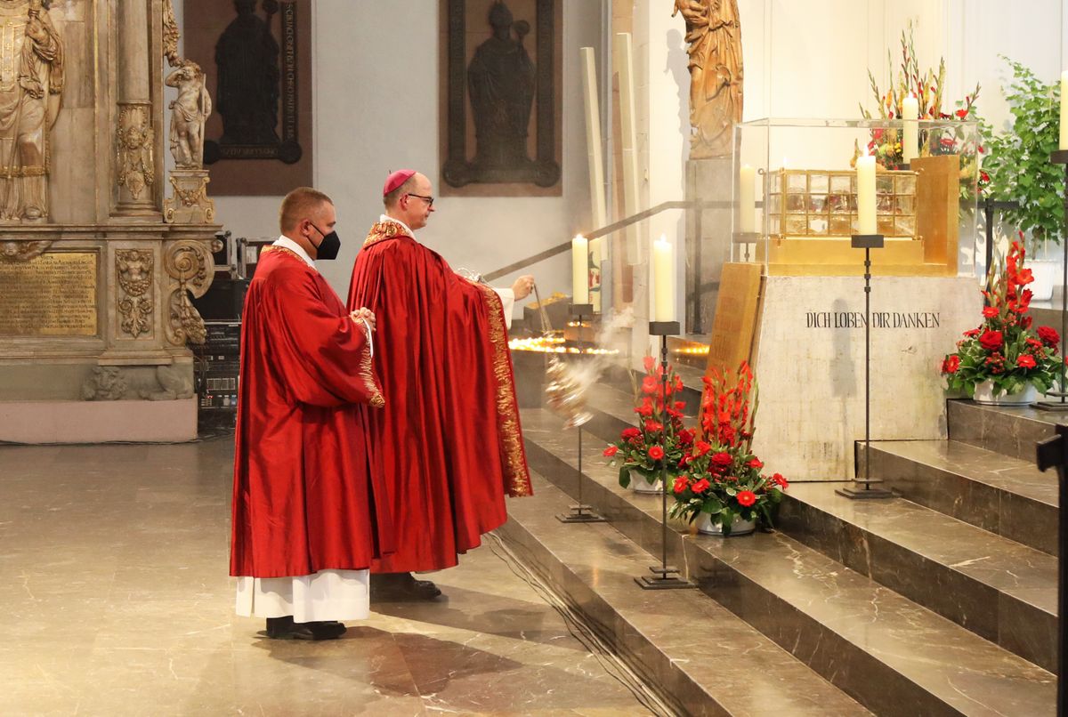 Bischof Dr. Franz Jung feierte am 6. Juli 2021 im Kiliansdom eine Pontifikalvesper mit Priestern, Diakonen, Ordensleuten, Missionaren sowie Pastoralen Mitarbeiterinnen und Mitarbeitern.