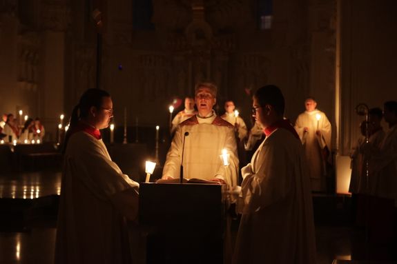 Während der Lichtfeier sang Diakon Ordinariatsrat Dr. Martin Faatz das österliche Exsultet, den Lobgesang auf die Osterkerze.