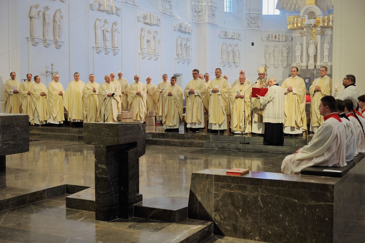 Bischof Dr. Franz Jung hat am Montagabend, 25. März, im Würzburger Kiliansdom die Heiligen Öle für alle 43 Pastoralen Räume im Bistum Würzburg  geweiht.