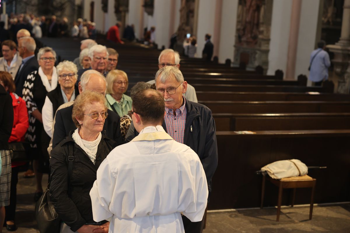 Seelsorgerinnen und Seelsorger spendeten nach dem Gottesdienst den Jubelpaaren individuell den Segen. 