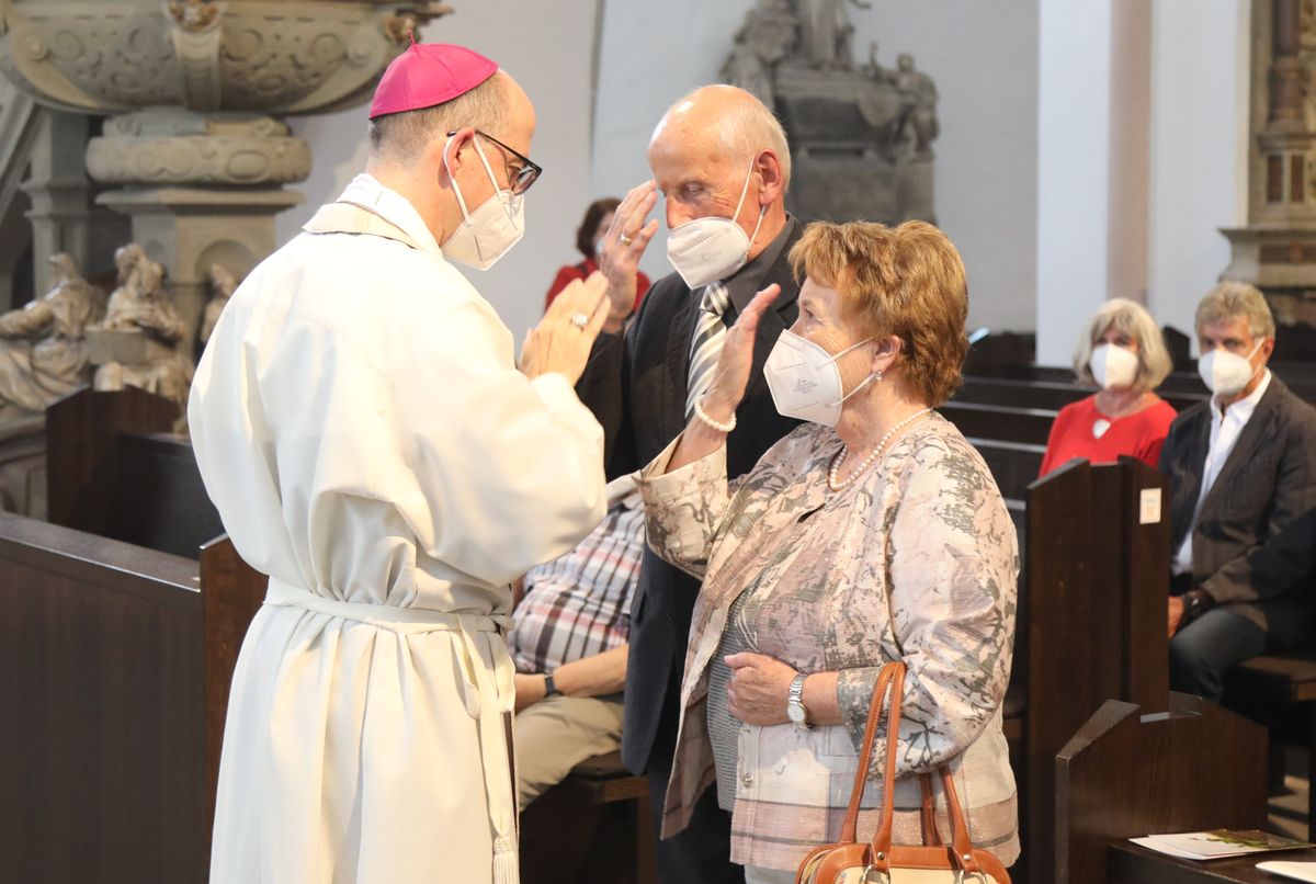 2721/0648 Gottesdienst für Ehejubilare mit Bischof Dr. Franz Jung am Freitagnachmittag, 2. Juli 2021_28538 Bischof Dr. Franz Jung feierte am Freitagnachmittag, 2. Juli 2021, einen Dankgottesdienst im Kiliansdom mit Ehepaaren, die goldenes, diamantenes oder eisernes Ehejubiläum feiern.