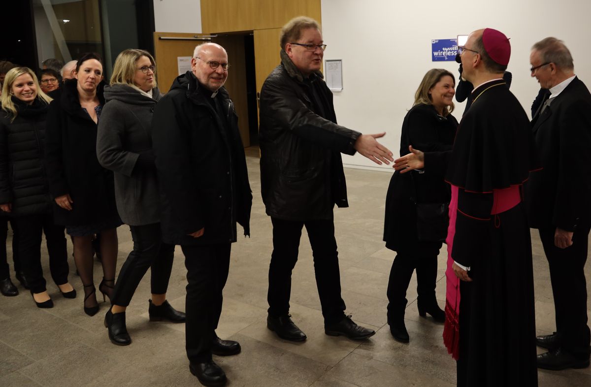 Bischof Dr. Franz Jung begrüßte gemeinsam mit Generalvikar Thomas Keßler und Domkapitular Clemens Bieber, Vorsitzender des Diözesan-Caritasverbands, die Gäste am Eingang des Hörsaalgebäudes. 