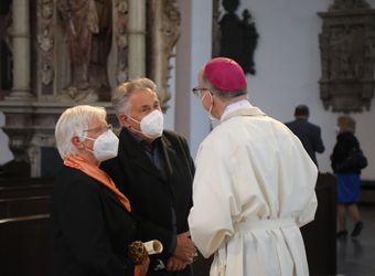 Bischof Dr. Franz Jung segnete nach dem Gottesdienst die Ehejubilare.