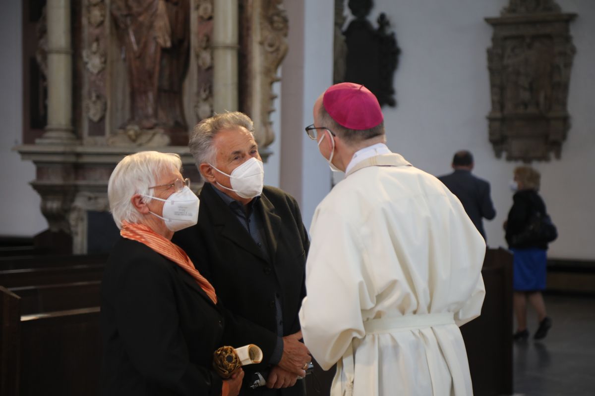 2721/0630_Ehejubilare mit Bischof Franz Jung_28199 Bischof Dr. Franz Jung segnete nach dem Gottesdienst die Ehejubilare.