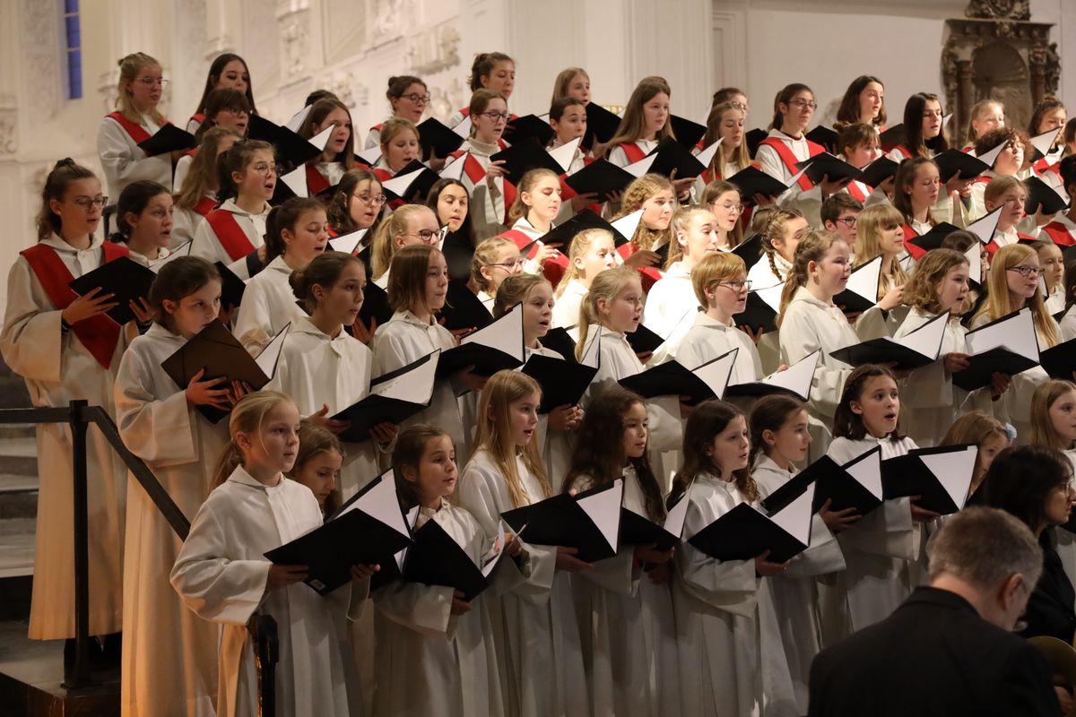 "Weihnachten traditionell" war das Konzert der Mädchenkantorei am Würzburger Dom und des Orchesters Camerata Würzburg unter der Leitung von Domkantor Alexander Rüth am dritten Adventssonntag, 15. Dezember, überschrieben.  "Weihnachten traditionell" war das Konzert der Mädchenkantorei am Würzburger Dom und des Orchesters Camerata Würzburg unter der Leitung von Domkantor Alexander Rüth am dritten Adventssonntag, 15. Dezember, überschrieben.