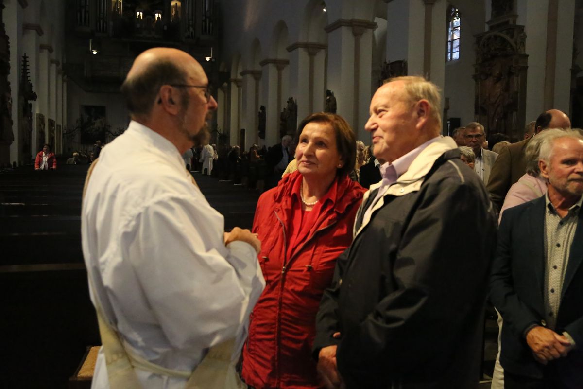 Bischof Dr. Franz Jung hat am Donnerstagnachmittag, 4. Juli, mit etwa 320 Paaren im Kiliansdom ihr goldenes oder diamantenes Ehejubiläum gefeiert.