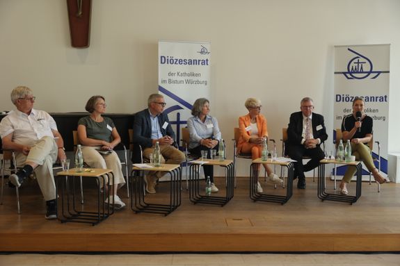 Um Sorge und Nöte der medizinischen und pflegerischen Versorgung in Unterfranken ging es bei einer Podiumsdiskussion bei der Kiliani-Vollversammlung des Diözesanrats der Katholiken im Bistum Würzburg am Samstag, 5. Juli, im Würzburger Burkardushaus. Von links: Dr. Michael Wolf, Professorin Dr. Michelle Becka, Professor Dr. Matthias Frosch, Kerstin Celina, Dr. Andrea Behr, Volkmar Halbleib und Ministerin Judith Gerlach.