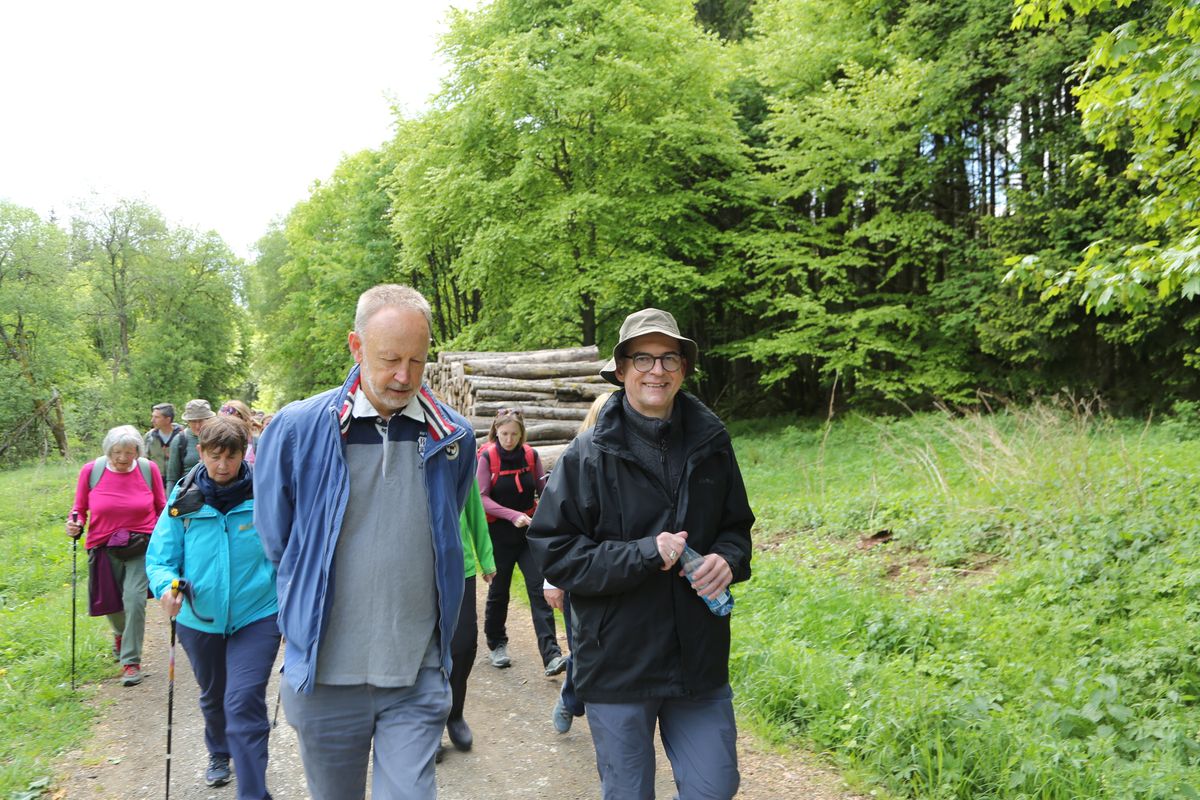 Fast 400 Gläubige haben an der Ökumenischen Kreuzbergwallfahrt mit Bischof Jung und Regionalbischöfin Bornowski teilgenommen.  Fast 400 Gläubige haben an der Ökumenischen Kreuzbergwallfahrt mit Bischof Jung und Regionalbischöfin Bornowski teilgenommen.