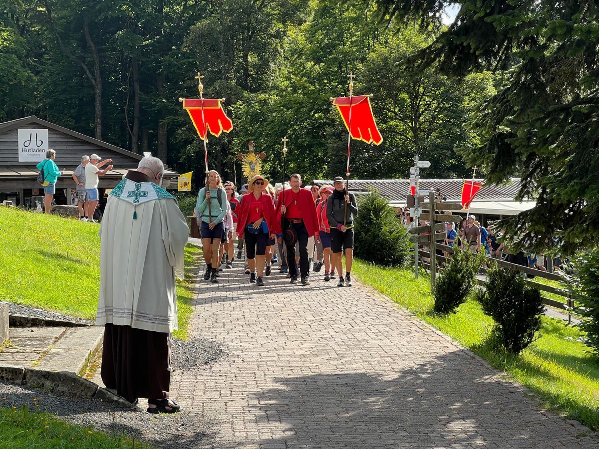 Pater Korbinian Klinger (links) empfängt die Würzburger Wallfahrer.
