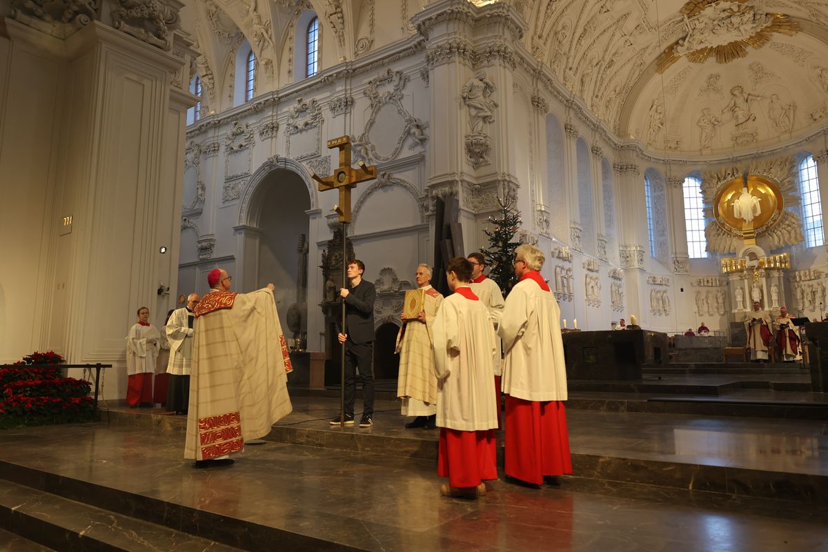 Mit einer Prozession vom Neumünster zum Kiliansdom und einer Pontifikalmesse hat Bischof Dr. Franz Jung am Dienstag, 31. Dezember, in Würzburg für das Bistum das Heilige Jahr eröffnet. Es steht unter dem Motto "Pilger der Hoffnung". 