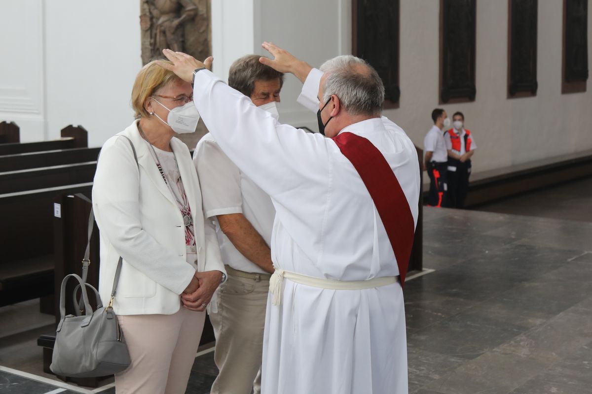 2621/0625 Gottesdienst für Ehejubilare mit Weihbischof Ulrich Boom am 29. Juni 2021_28095 Weihbischof Ulrich Boom feierte am Dienstagnachmittag, 29. Juni, einen Gottesdienst für Ehepaare, die 2020 oder 2021 ihr goldenes, diamantenes oder eisernes Ehejubiläum hatten. Im Anschluss konnten sich die Paare segnen lassen.