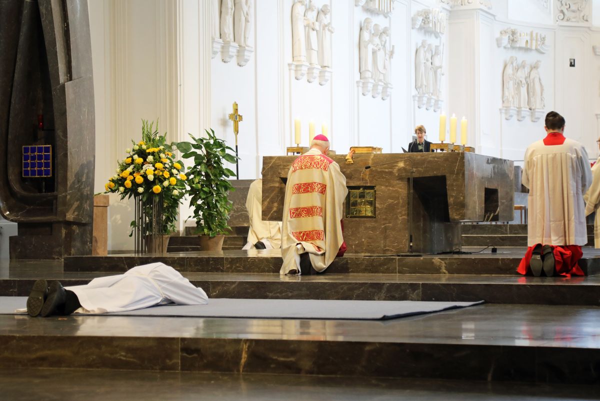 Bei einem Pontifikalgottesdienst am Samstag, 17. Oktober, hat Weihbischof Ulrich Boom im Würzburger Kiliansdom Uwe Becker zum Ständigen Diakon geweiht.