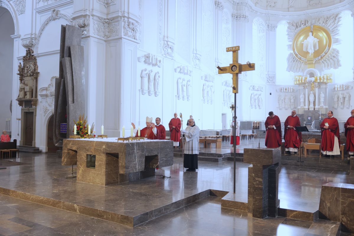 Weihbischof em. Ulrich Boom feierte am Mittwoch, 9. Juli, einen Kiliani-Wallfahrtsgottesdienst mit Gläubigen aus der Region Main-Rhön. Eine Begegnung auf dem Kiliansplatz schloss sich an. 