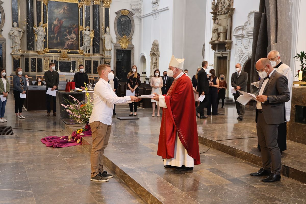 Weihbischof Ulrich Boom hat im Auftrag von Bischof Dr. Franz Jung 33 Frauen und sieben Männern am Freitagabend, 9. Juli, im Kiliansdom die Missio canonica verliehen.