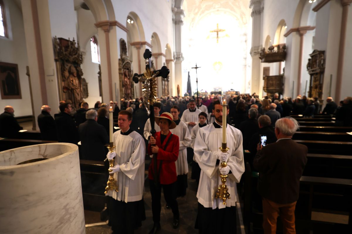 Bischof Dr. Franz Jung feierte am Samstag, 12. Oktober, im Würzburger KIliansdom ein Pontifikalrequiem für Weihbischof em. Helmut Bauer. Die anschließende Beisetzung leitete Dompropst Weihbischof Paul Reder.