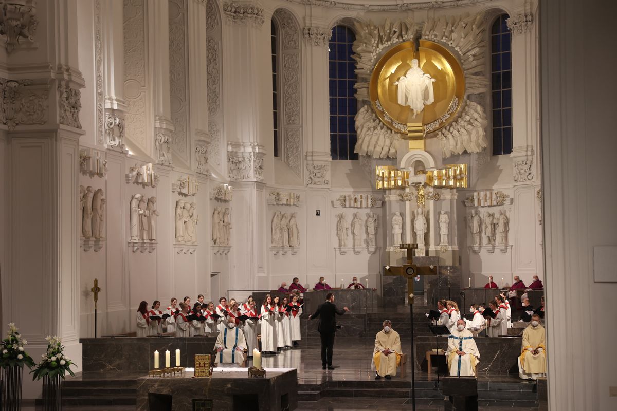 Der Konzertchor der Mädchenkantorei sang unter Leitung von Domkantor Sebastian Ferenz. Der Konzertchor der Mädchenkantorei sang unter Leitung von Domkantor Sebastian Ferenz.