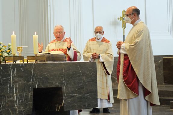 Weihbischof Ulrich Boom feierte am Mittwochnachmittag, 30. Juni, einen Gottesdienst für Ehepaare, die 2020 oder 2021 ihr goldenes, diamantenes oder eisernes Ehejubiläum hatten. Im Anschluss konnten sich die Paare segnen lassen.