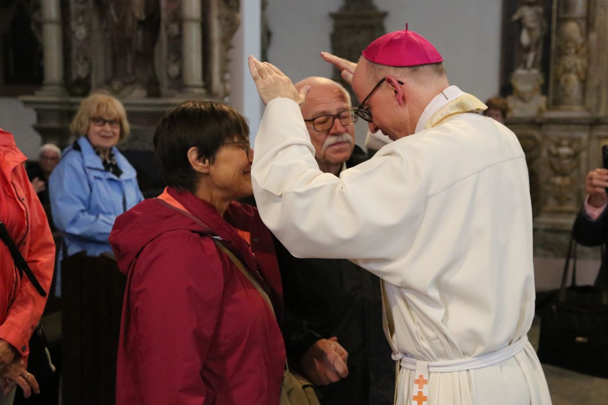 Bischof Dr. Franz Jung hat am Donnerstagnachmittag, 4. Juli, mit etwa 320 Paaren im Kiliansdom ihr goldenes oder diamantenes Ehejubiläum gefeiert.