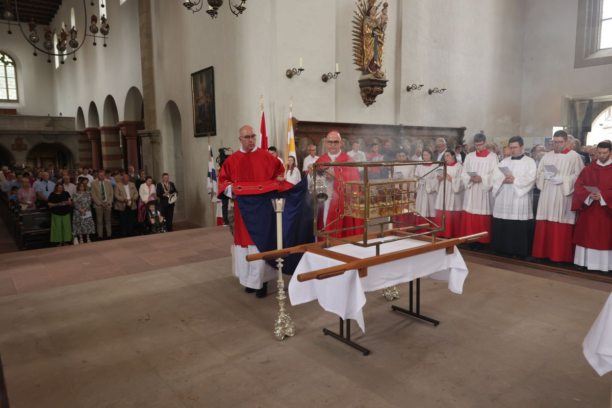 Mit einer Reliquienprozession von Sankt Burkard über die Alte Mainbrücke und einem Pontifikalgottesdienst im Kiliansdom ist am Sonntag, 6. Juli, die Kiliani-Wallfahrtswoche 2025 eröffnet worden.