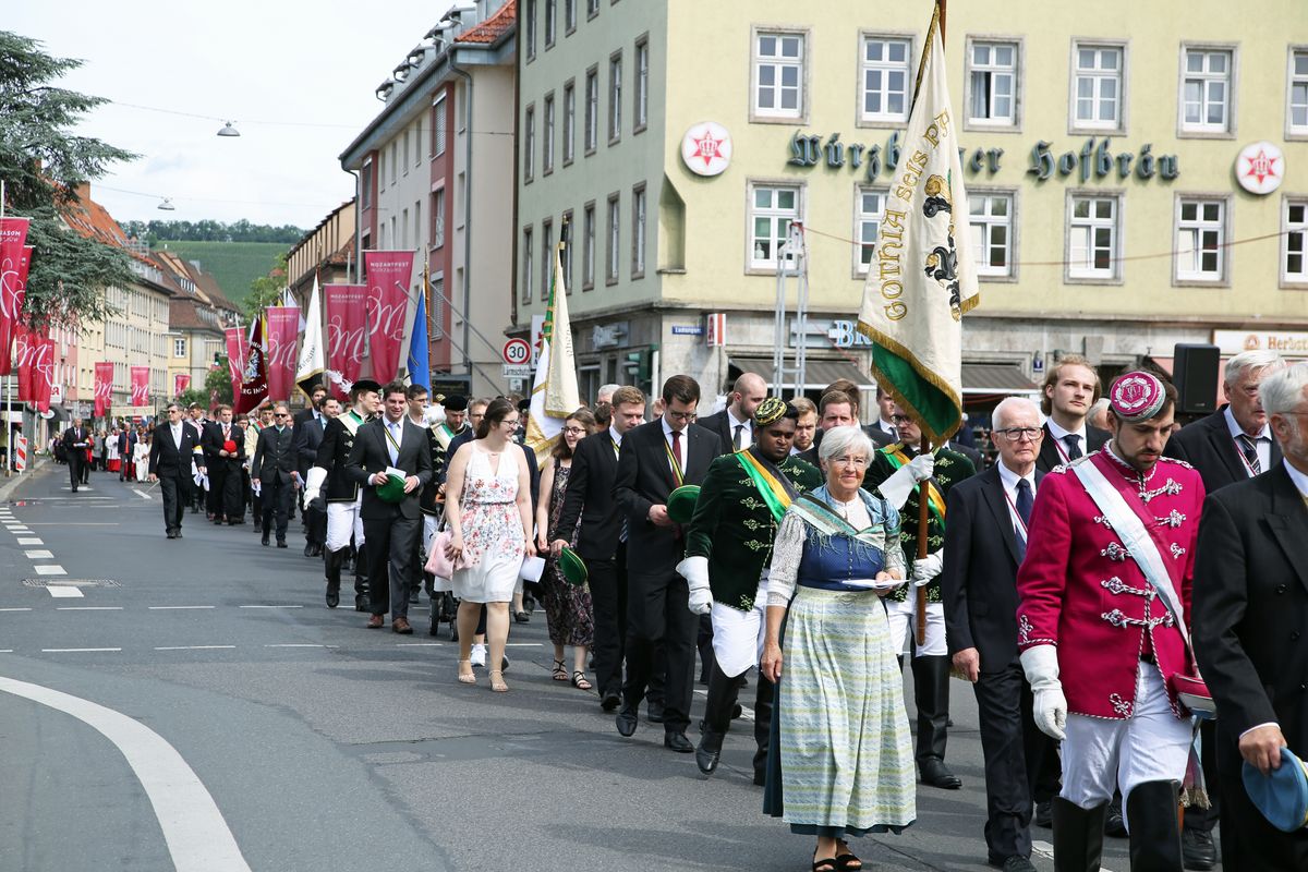 Die Fronleichnamsprozession in Würzburg stand unter dem Motto "Denn Gott hat uns nicht einen Geist der Verzagtheit gegeben, sondern den Geist der Kraft, der Liebe und Besonnenheit".